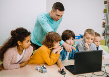 Como é possível manter um ambiente ideal para o ensino, com ajuda de soluções de tecnologia?