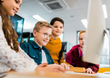 Como o Google assumiu o controle da sala de aula, com a ajuda dos canais de revenda