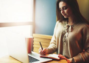 5 etapas fáceis para implementar o aprendizado híbrido nas empresas e instituições de ensino