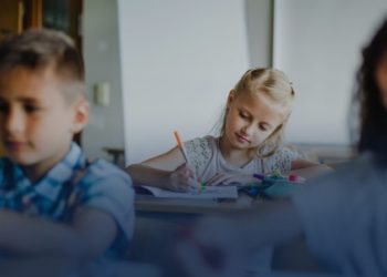 Os Chromebooks oferecem um meio simples de suporte e uma boa experiência de ensino à distância