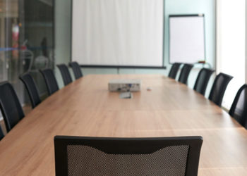 Reimaginando o futuro das salas de conferência, pós-COVID-19 